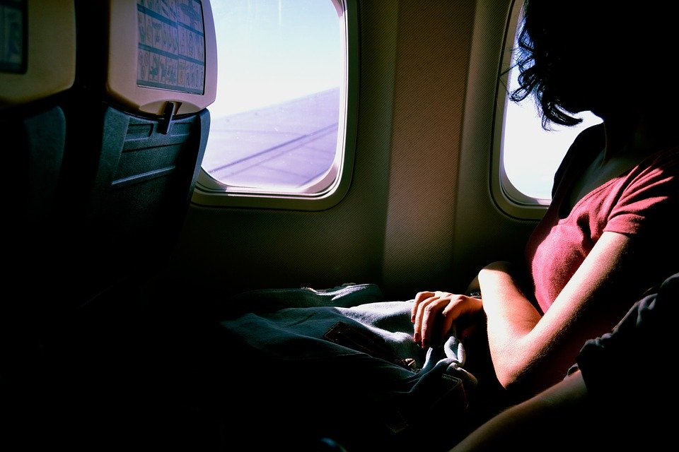 Comment une femme peut-elle éviter de se mettre en danger quand elle voyage seule?